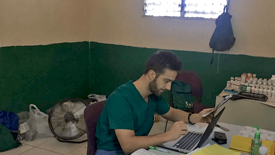 Doctors and students using fEMR